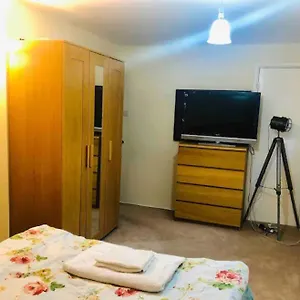 Guest house Private 4-5 Minutes Drive To Luton Airport Luton (Bedfordshire)